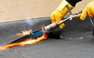 Flat roof covering with roofing felt